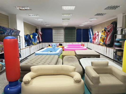 Op maat gemaakt hoogwaardig PVC vouw enkelvoudig dubbel opblaasbaar bed sofa opblaasbaar ligstoel air sofa tantra sofa bed met luchtpomp