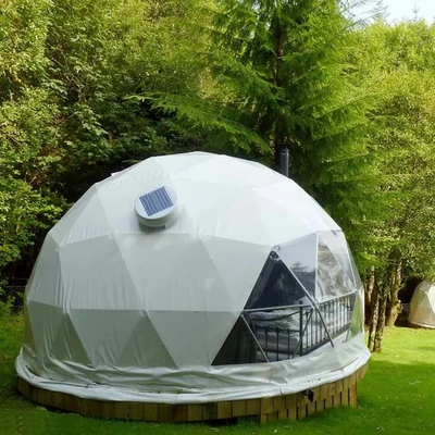 Luxe igloo glamping resort geodetische koepeltent