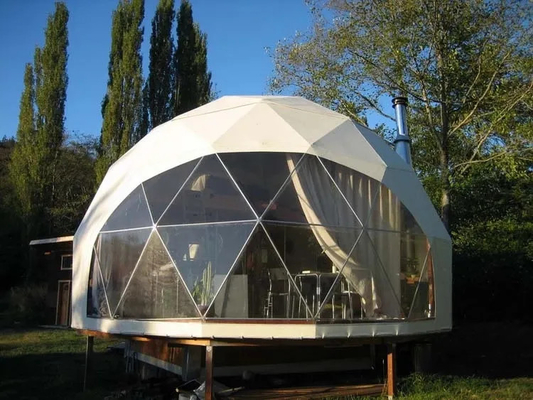 Luxe igloo glamping resort geodetische koepeltent