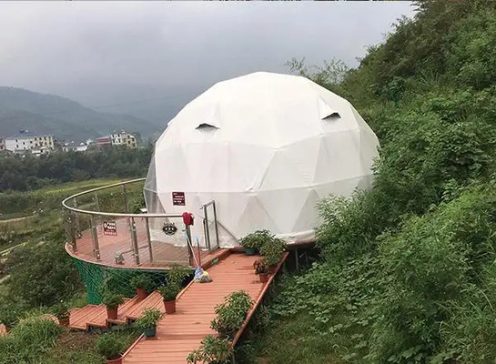 Luxe igloo glamping resort geodetische koepeltent