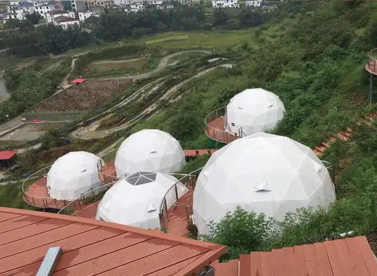Luxe igloo glamping resort geodetische koepeltent