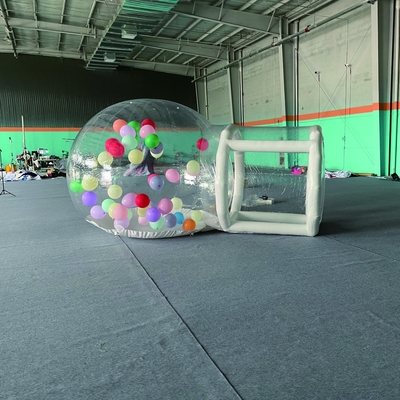 Buitenhuis met heldere bubbels