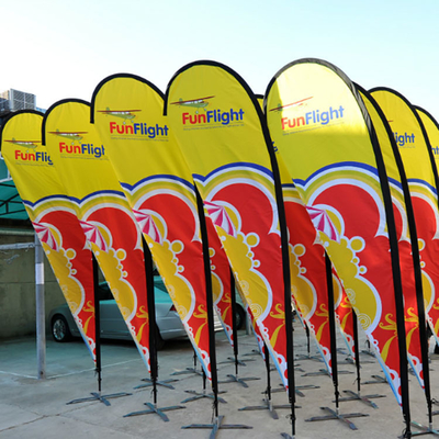 Outdoor flying banner promotie op maat gedrukt reclame mes type traan vlag bali boog strand vlag met corss basis